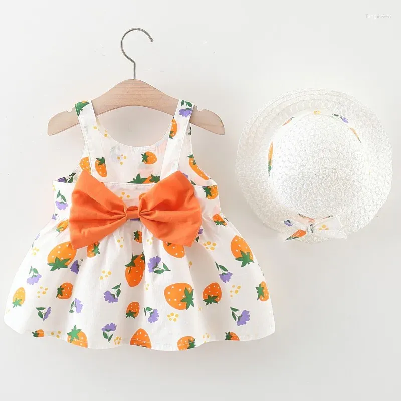 Flickklänningar Baby Girls Summer Dress Print Strawberry Bow Princess Born Clothes Outfits Söt strand med hatt 0-2 y Vestidos