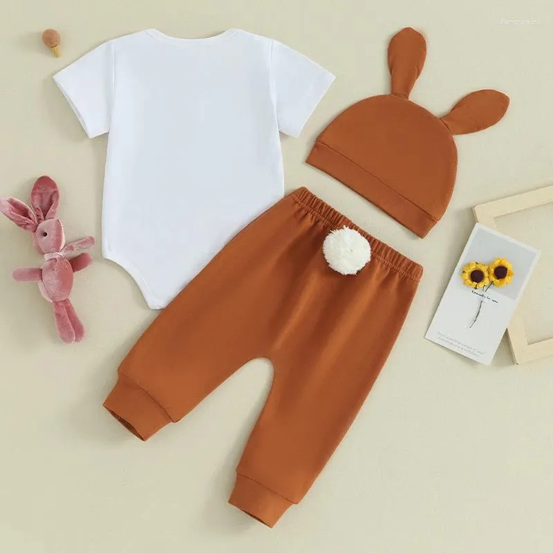 衣類は幼児の男の子のイースターロンパーと生まれた長いズボンをセットします。