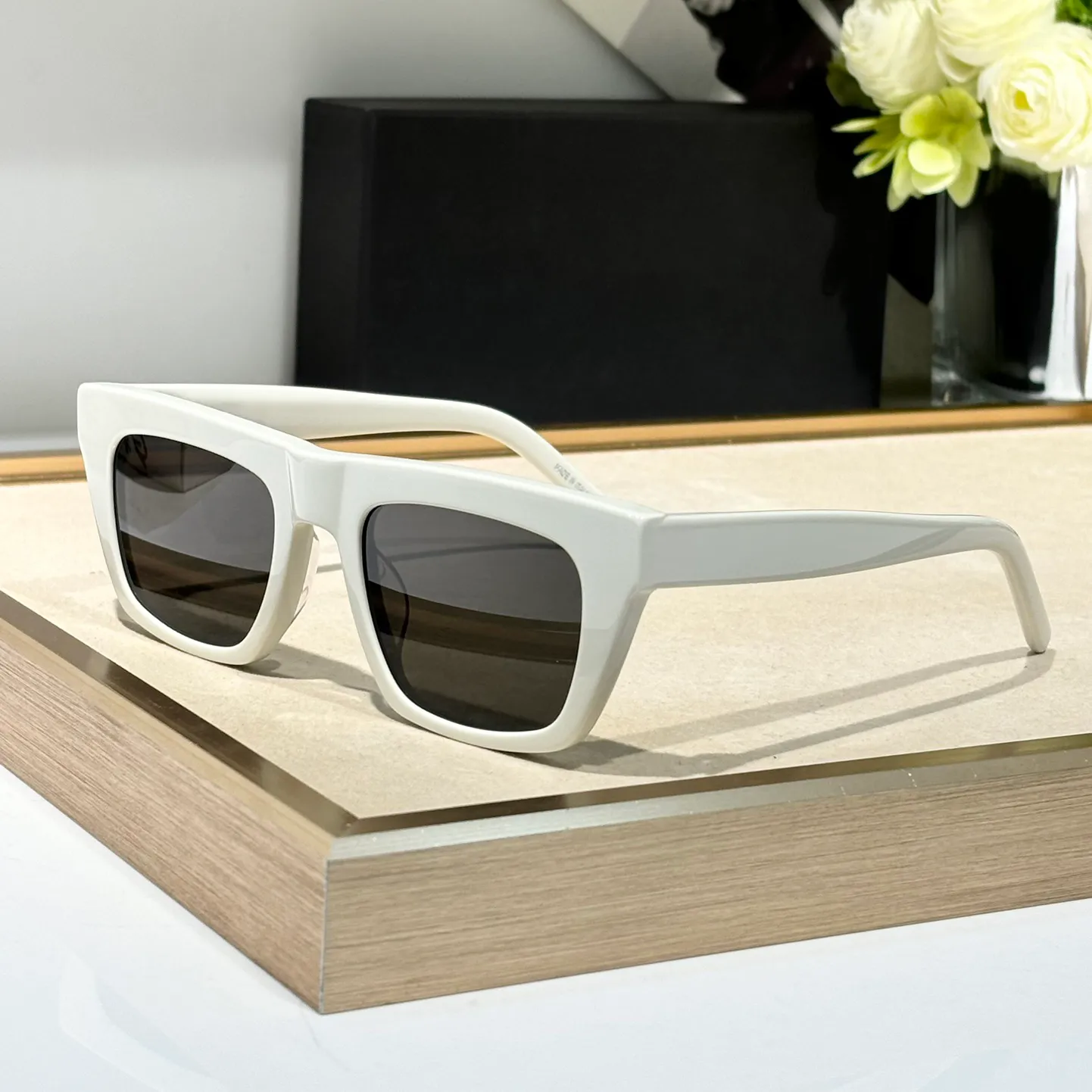 Designer Sonnenbrille für Männer Frauen M131 Sommer Mode Square Avantgarde Uv400 Schutzbrillenstil Anti-Ultraviolett Popularität Acetat Full-Frame-Brille zufällige Box