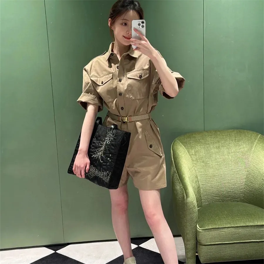 Designer Jump Sumpsuit Summer Summer Casual Playsuit Fashion Tide New Khaki Lapela Manga curta Botão de trabalho com cinto