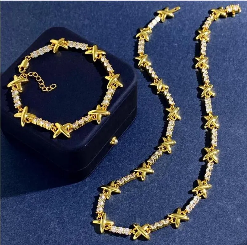 Lussuoso zircone intarsiato Diamanti Full Diamonds Collana femminile oro e argento Lettera interlacciata X Bracciale Hugs Kisses Designer Jewelry Set Anti Allergy progettata