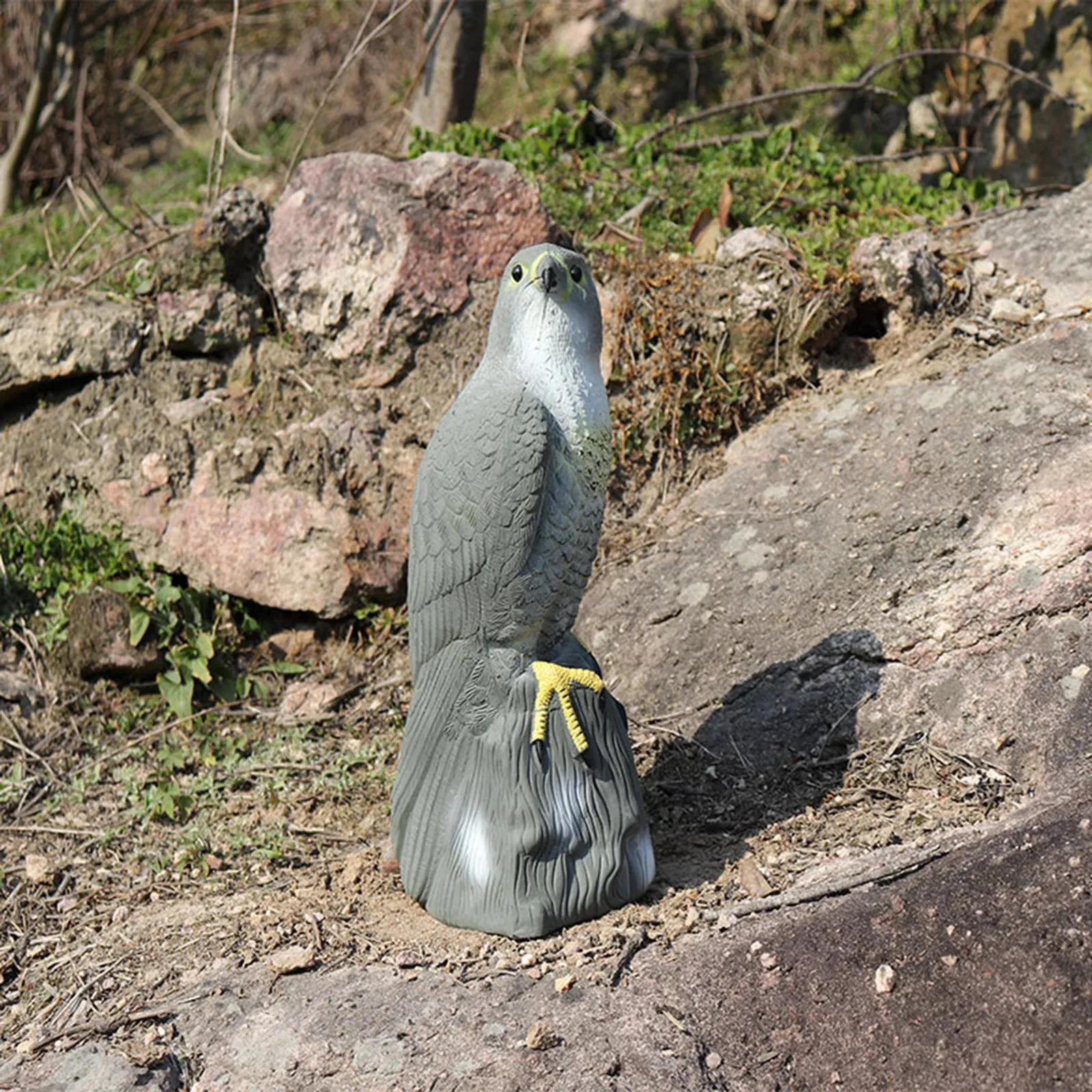 Bald Eagle Figur Bird Vogelscheuche gefälschte Hörnerköder kleiner Adler gefälschter Köder Statue Vogelkontrollschutz für Outdoor Falcon 240419