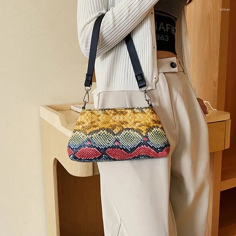 Väska vintage mjuk läder snakeskin mönster baguette underarm kvinnliga mode plånböcker och handväskor koreanska axelväskor för