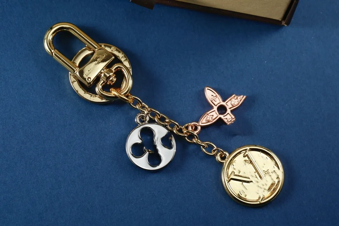 مصمم مفاتيح Women V -Letters Keychain Wallet Top Llavero Car Key Chain Buckle Jewelry Medile -keyring keychains chains