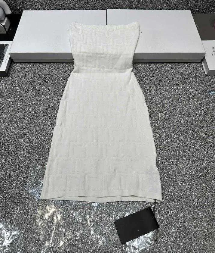 Axelbandslös klänning kvinnor avslappnade klänningar präglade 3D -lättnadsbrev med hög kvalitet damklänning stickad topp kjol