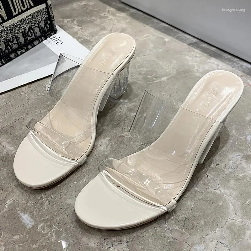 Zapatillas grandes mujeres sexy cómodas 2024 brote de verano cristal de tacón alto tacón sandalias de moda transparentes mujeres
