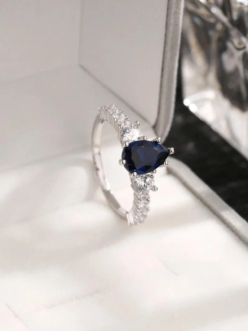 Klusterringar 2024 Säljer S925 Sterling Silver Droplet Blue Gem Ring för kvinnor Personligt Sweet Style -förslag bröllop eller som en gåva