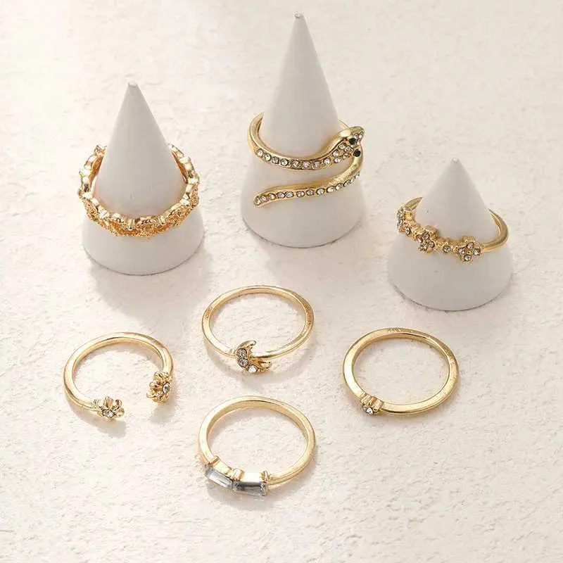 Bandringar Bohemian Gold Snake Zircon Ring Set Lämplig för kvinnor Retro Pearl Geometric Star Hollow Ring New Trend Party Jewelry Gift Q240427