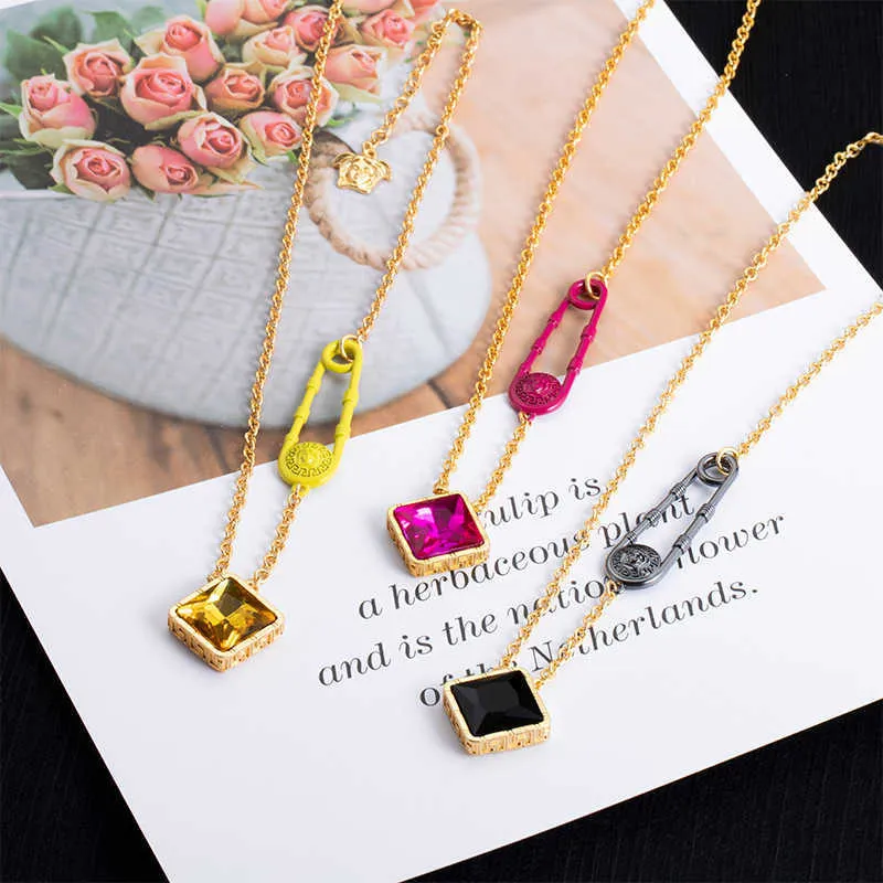 Family Family Zircon Square Pin Collier avec une chaîne de cols de col élégante et de haut niveau élégant et de haut niveau