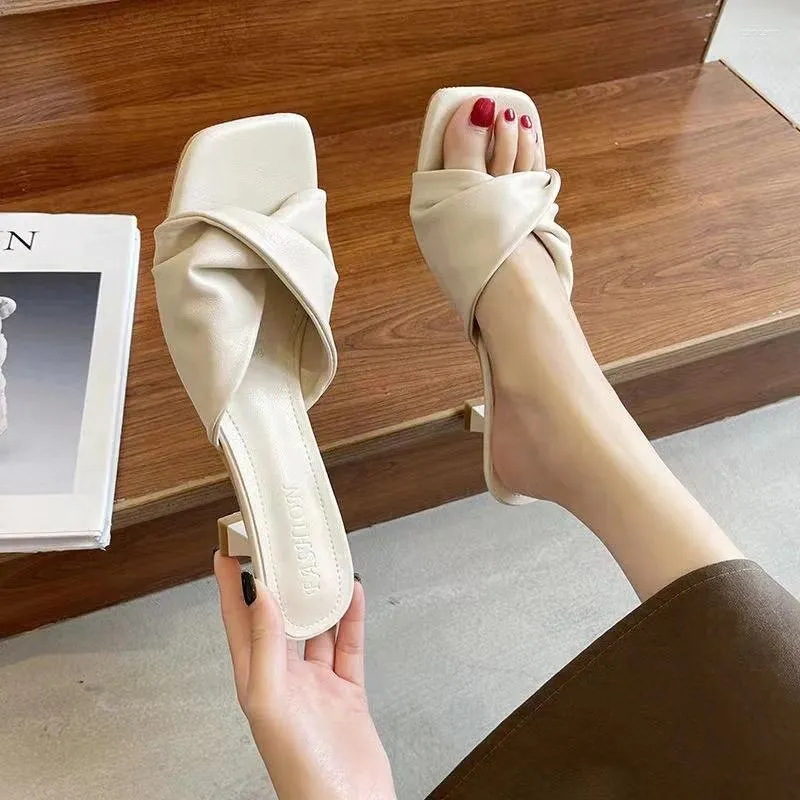 Zapatillas verano tacón alto simple para mujeres diseñadas sandalias de dedo cuadrado de color caqui damas zapatos casuales 2024