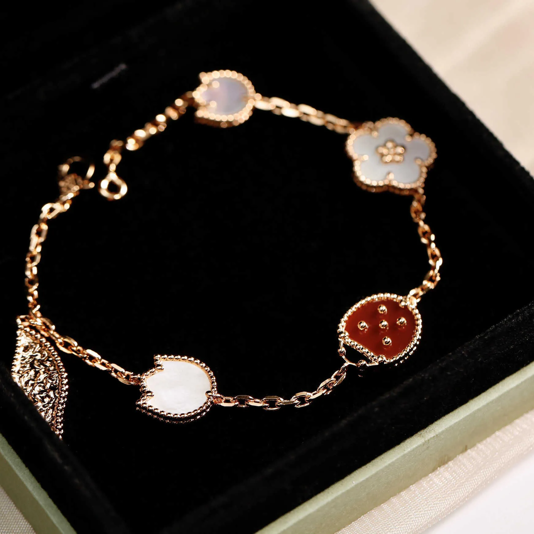 Choix de cadeau de bracelet haut standard Golden Lucky Sept Star Ladybug Bracelet Flower Agate avec Vnain commun