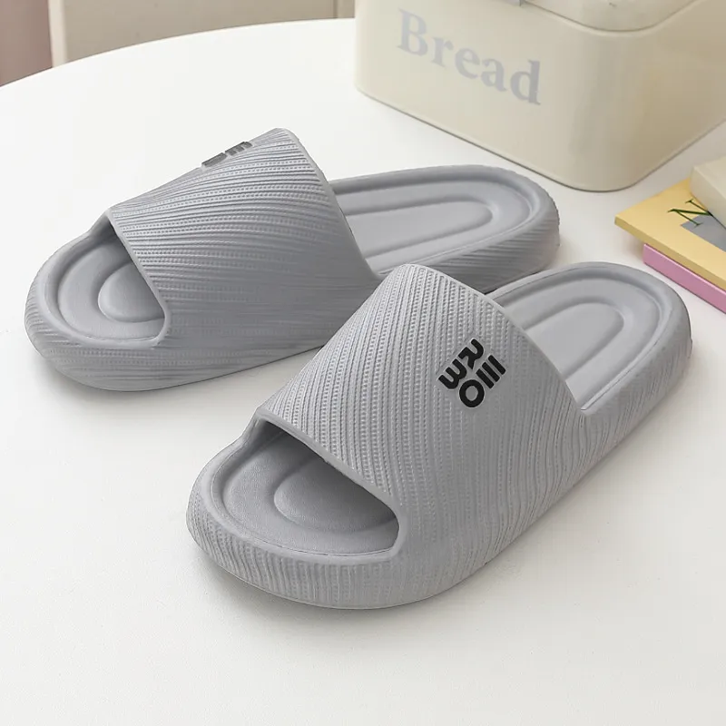 2024 Été Nouveau pantoufles cool à une ligne pour les couples Gai Casual Home Slippers Anti Odor and Anti Slip Plembres