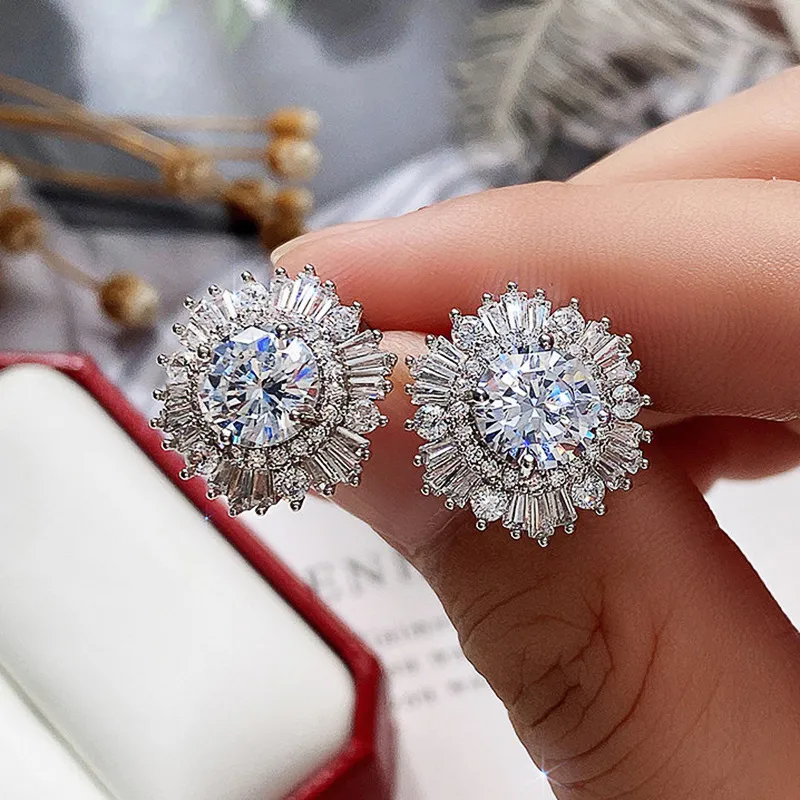 2024 Spakrling Studörhängen lyxiga smycken 925 Sterling Silver Round Cut White Topaz Cz Diamond Gemstones Party Elegant Women Snow Flower Earring Present