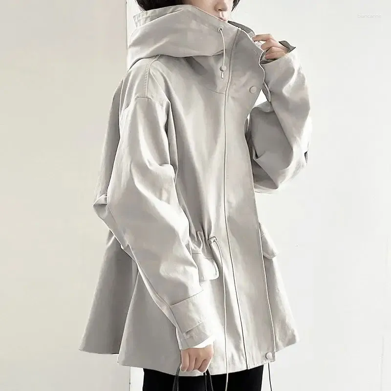 Kvinnors trenchockar Iyundo 2024 Spring Women Coat vandringjacka Huven Stativ Kullstrå i midjan Slim Casual Style All Match Female