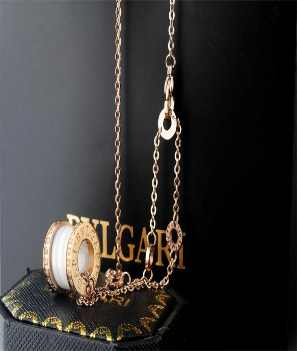 Factory Vendi una collana in ceramica di diamante di lusso di alta qualità Woman039s Metal Letter Spring Collana a molla con Box6971841