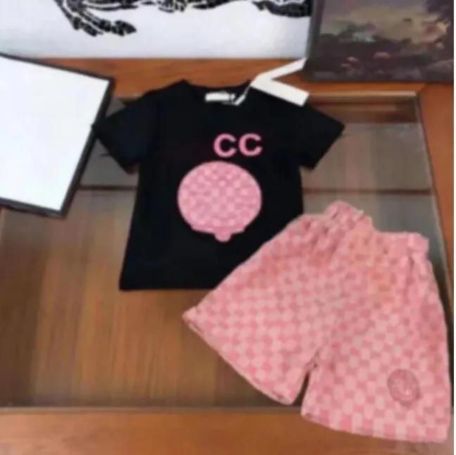 Moda Yeni Yaz Giyim Setleri Tasarımcı Marka Logosu Pamuk Kısa Kollu Kıyafetler Takım Pantolon Bebek Toddler Boy Giyim Çocuk Çocuk Kir Kıyafetleri 01