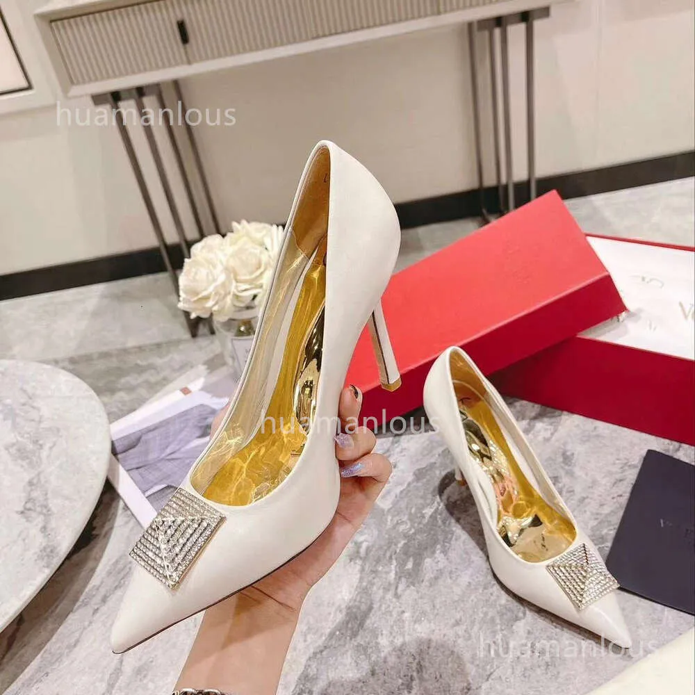 2024 Paris Rivet Rivet Talon High Stud Vlogoo Nouvelles pompes Fashion High Talon Single Designer Eau peu profonde Diamond Valentyno Chaussures Sandals Lhoh