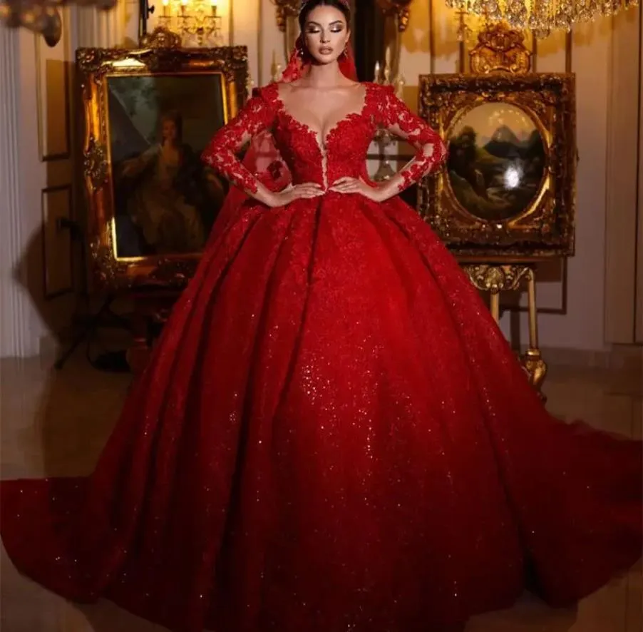 Niesamowite czerwone sukienki ślubne z czerwonymi Dubajskimi V Szyjki błyszczące koraliki Shinny kobiety arabskie suknie ślubne długie rękawy Kościół małżeńskie stroje