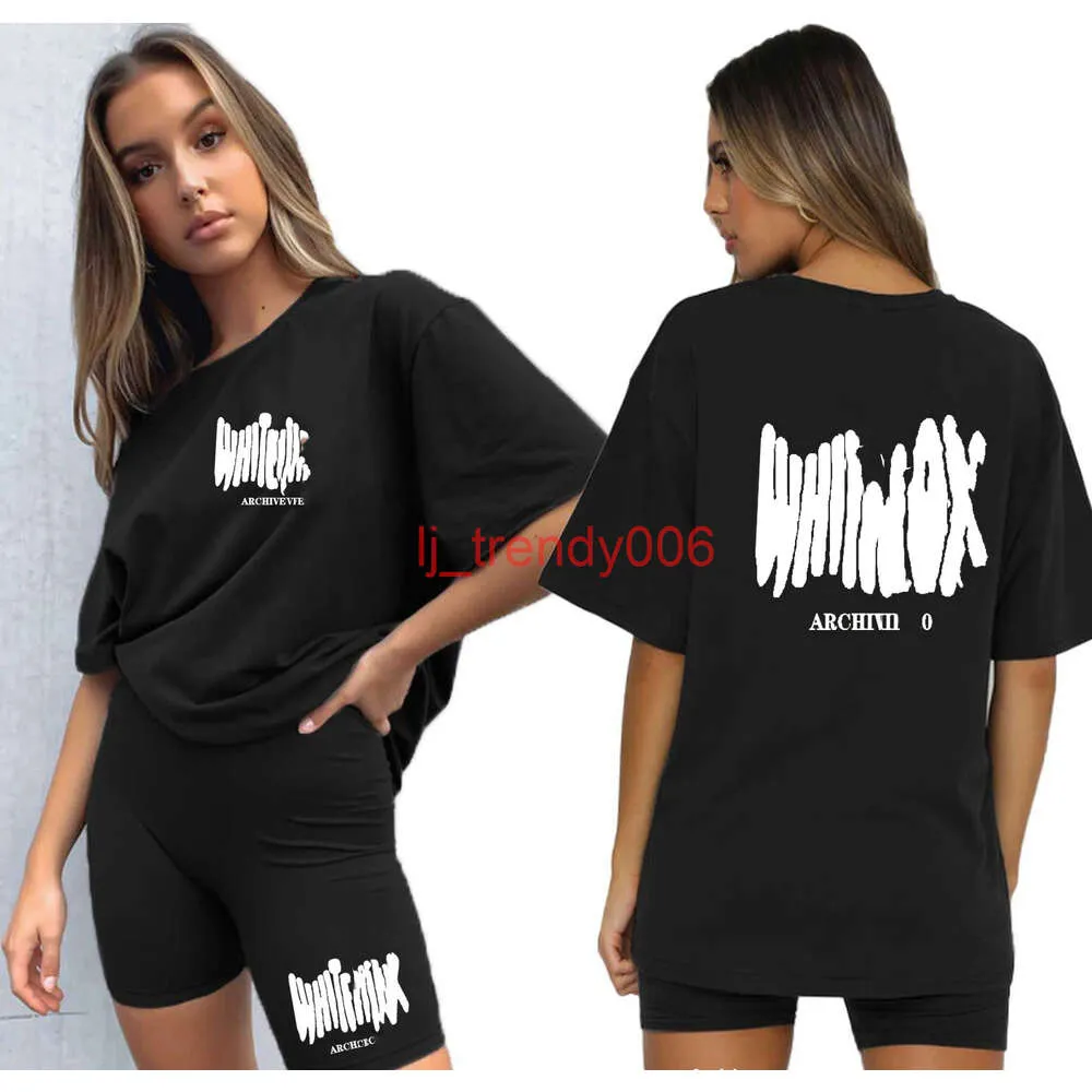 Les femmes de chemises blanches se trouvent des chemises pour femmes sur piste 2 pcs / set Young Breathable Lady T-shirts shorts bien shorts serrés