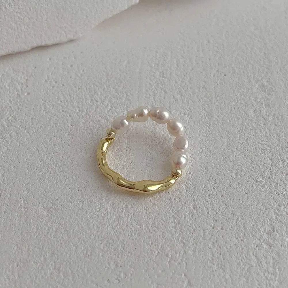 Hochzeitsringe Design eines Nischen -Barock -Süßwasserperlmetallrings mit minimalen elastischen Elemente von Perlenringen und Armbändern