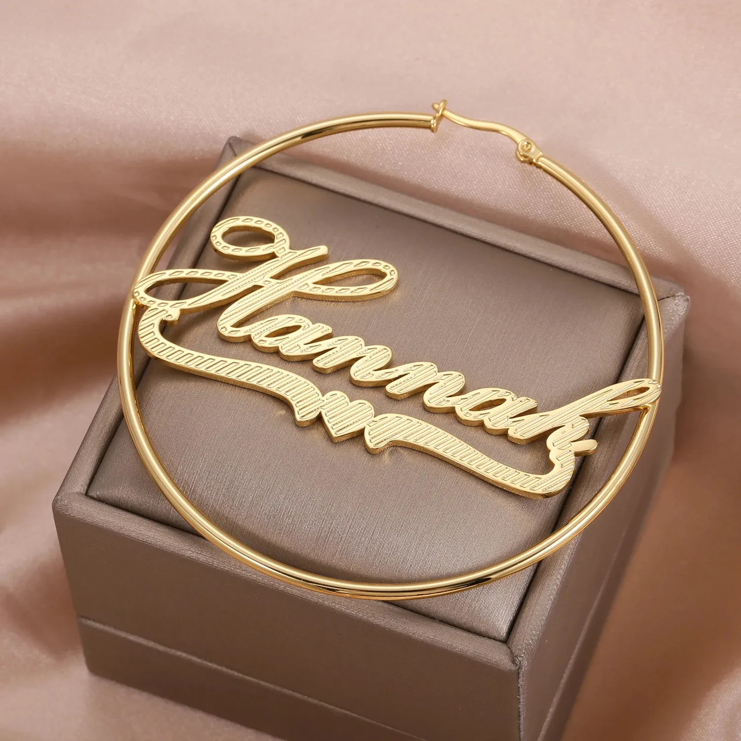 Personalisierte Hoop -Ohrringe mit Namen Custom Gold Hoops Namen Ohrring Typ handgefertigte Kursivstollen für Frauen Brautjungfer Geschenk 240418