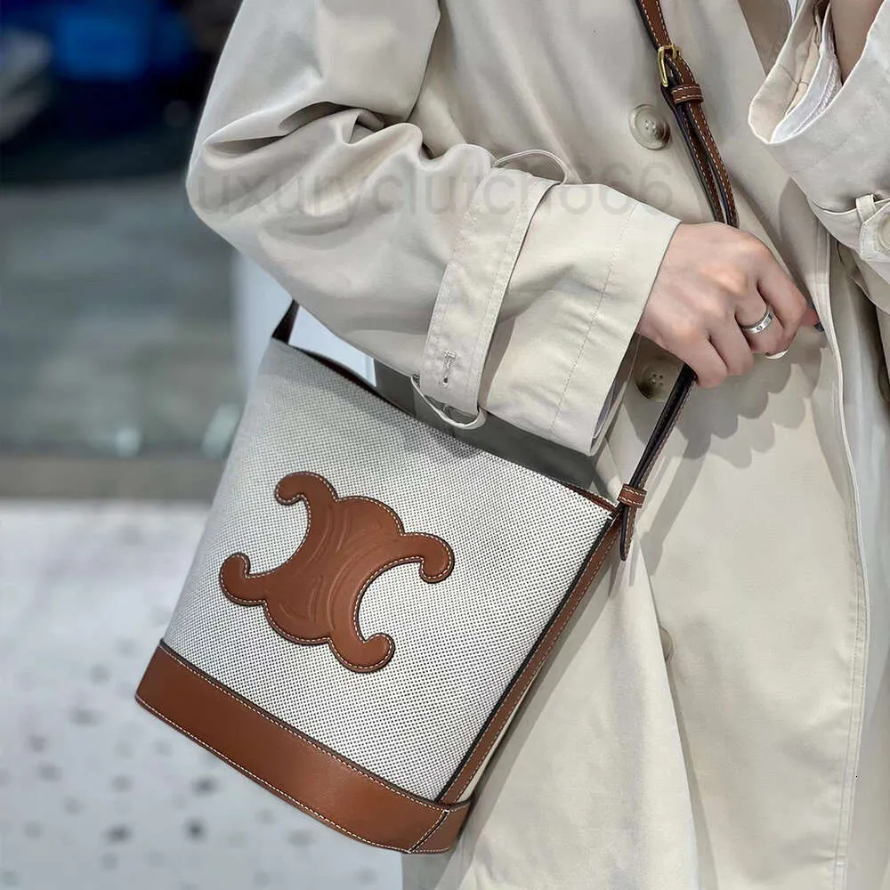 Borse da donna CE Cannatura divisa BASSE CANVAS BASSEGGIO BASSO DI MESSAGGIO DESIGNER CELA CEWHIDE ha una bella borsa da donna a capacità 2024 Nuovo secchio trionfale Arch BA LCN4