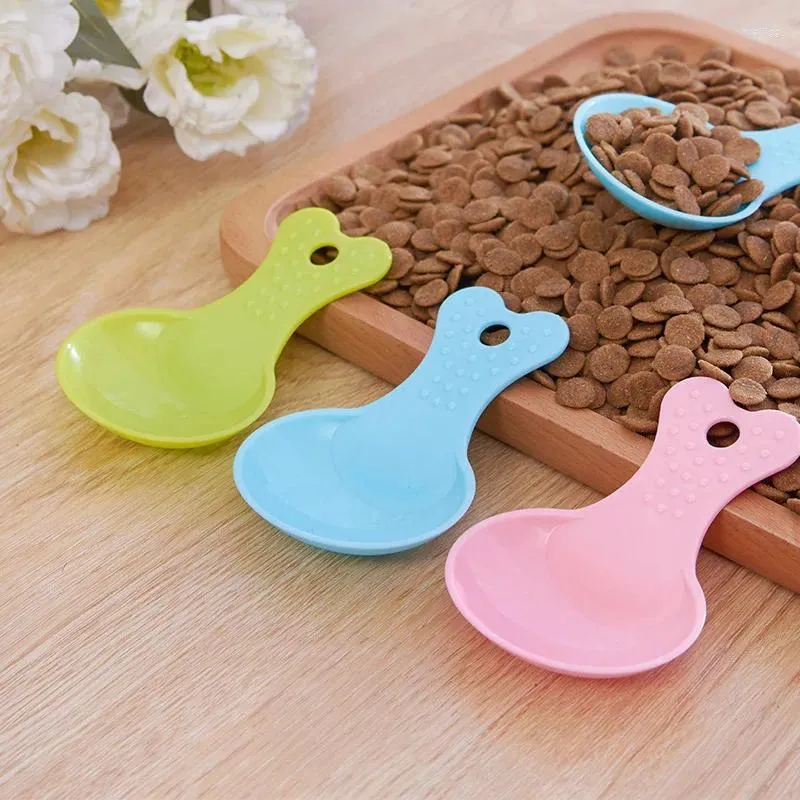 Vêtements de chien 2pcs animaux de compagnie nourrissant la cuillère à eau alimentaire chiot chats en plastique bonbon couleur sabot plats pelleux fournitures de scoop