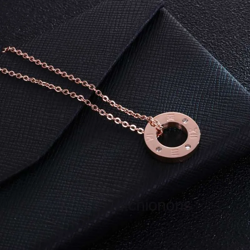 Högkvalitativ lyxhalsband Cartter Korean Round Roman Digital Clavicle Pendant Style With Diamond Rose Gold Girl Gift Titanium Steel Fashion