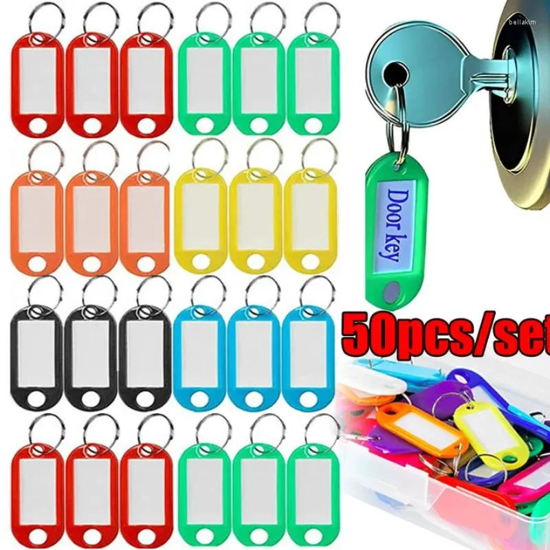 Keychains 10 / 50pcs Plastique multicolore Keychain Key Fobs Luggage ID Étiquette Cards de noms Tags avec anneau fendu pour chaînes de bagages Rouges