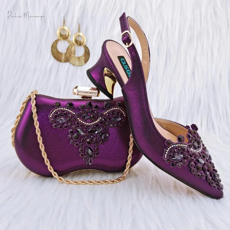 Dress Shoes 2024 Elegante Purple PU -stof met verschillende heldere stragingsbladen Decoratieve hoge hakken Fashion Party Sandals Damesschoentas Set