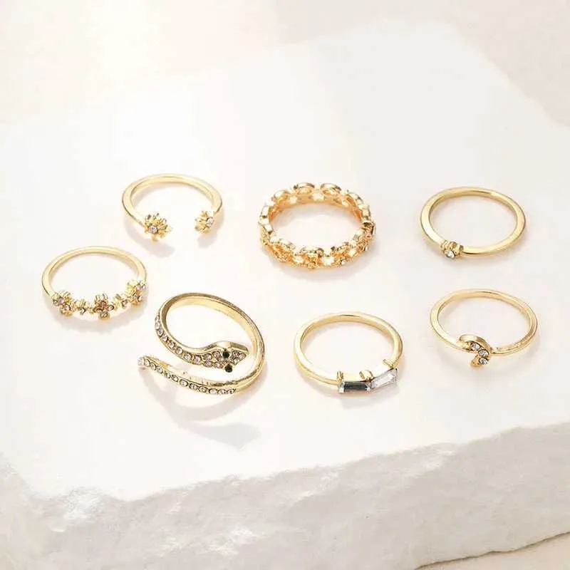 Band Rings Bohemian gold snake zircon ring set suitable for womens retro pearl geometric star hollow ring new trend party jewelry gift Q240427