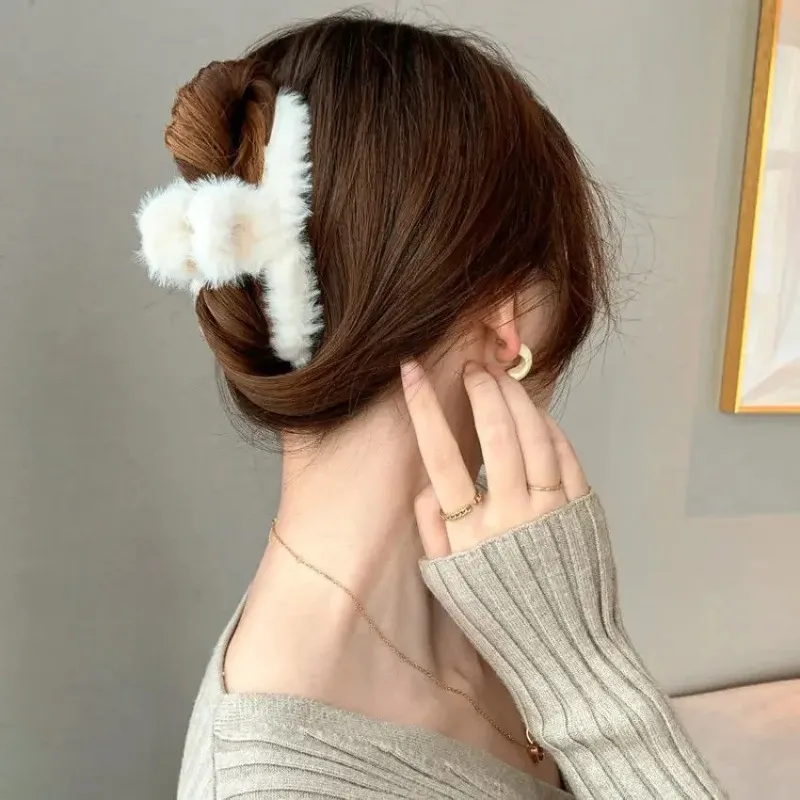 2 szt. Zimowe pluszowe włosy Eleganckie akrylowe spinki do włosów Faux Fur Hair Clip Barrette Krab Krab dla kobiet Dziewczęce Akcesoria do włosów