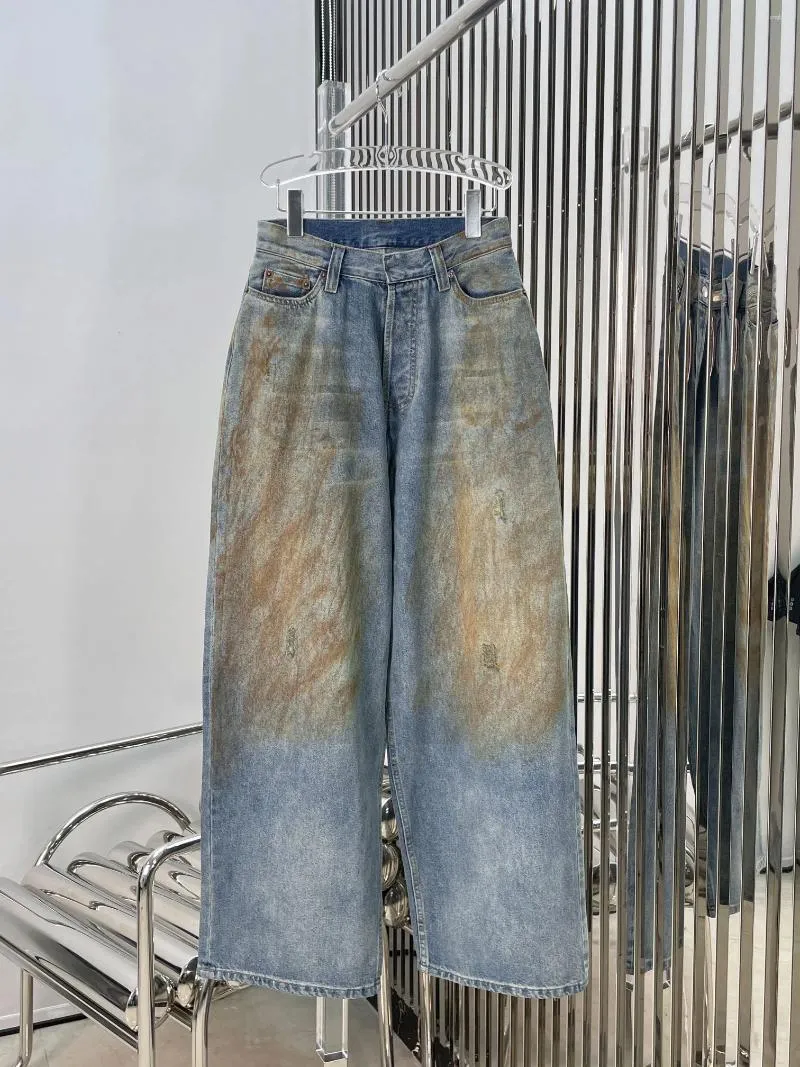 Pantaloni da donna jeans sporchi larghi per l'inizio della primavera