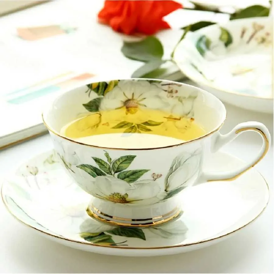 Tassen 1 Set Vintage Bone China Tea Tasse Set exquisites Keramikblumengefütterte Kaffeetasse Golddekoration Ess- und Esstischdekoration J240428