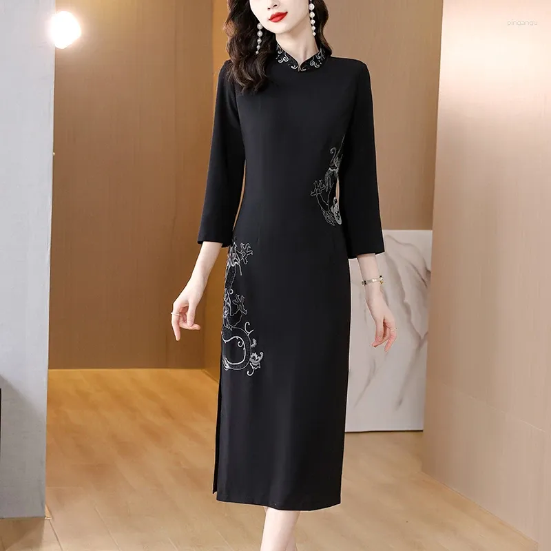 カジュアルドレス2024ファッション刺繍ドレス女性秋の汎用性改善