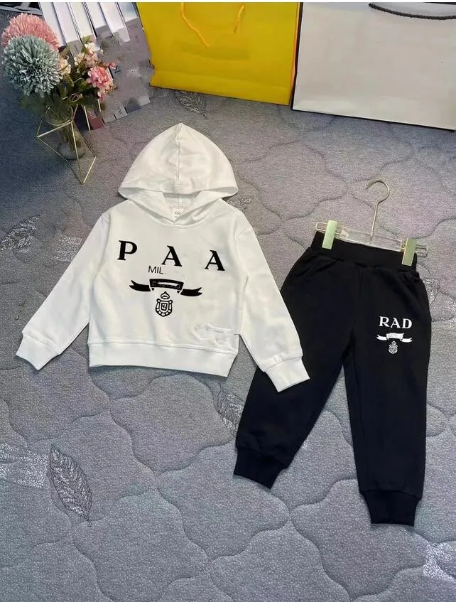 Baby Hoodies Kid Sets Kids Sweater Child Duas peças Capuz de letra Fasion Garotas Meninos vestem manga longa calça de calça de calça de calça infantil esportivo casual confortável quente