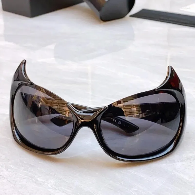 Zonnebril modieus kattenoog voor vrouwen retro ontwerp punk mannen half frame Halloween Fun Sunglasse