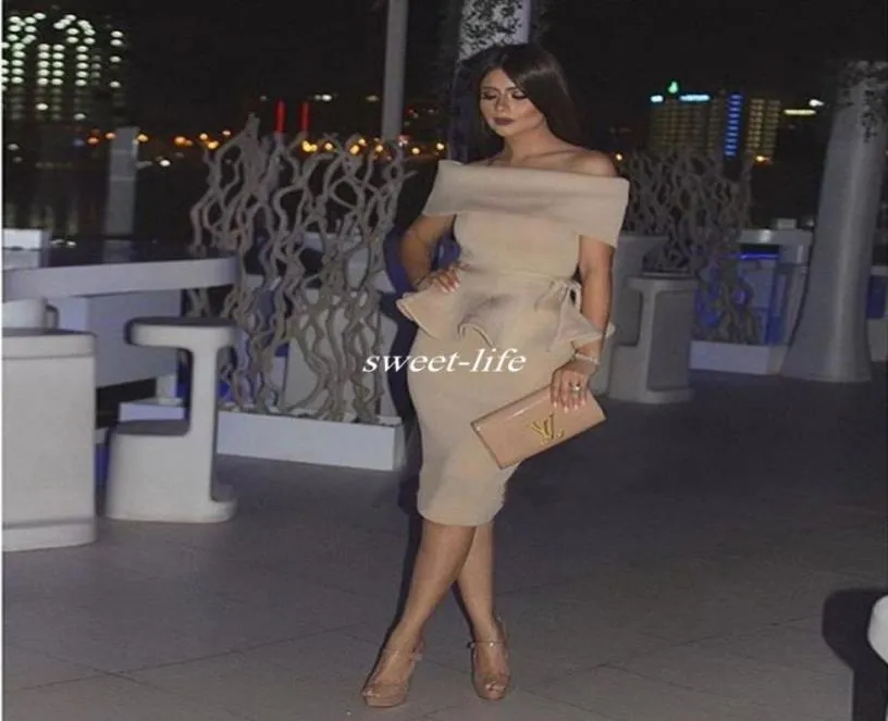 Kort klubbcocktailklänningar Mantel knä längd ruffles satin från axeln 2019 billiga arabiska kvinnor aftonklänningar festklänning1593362
