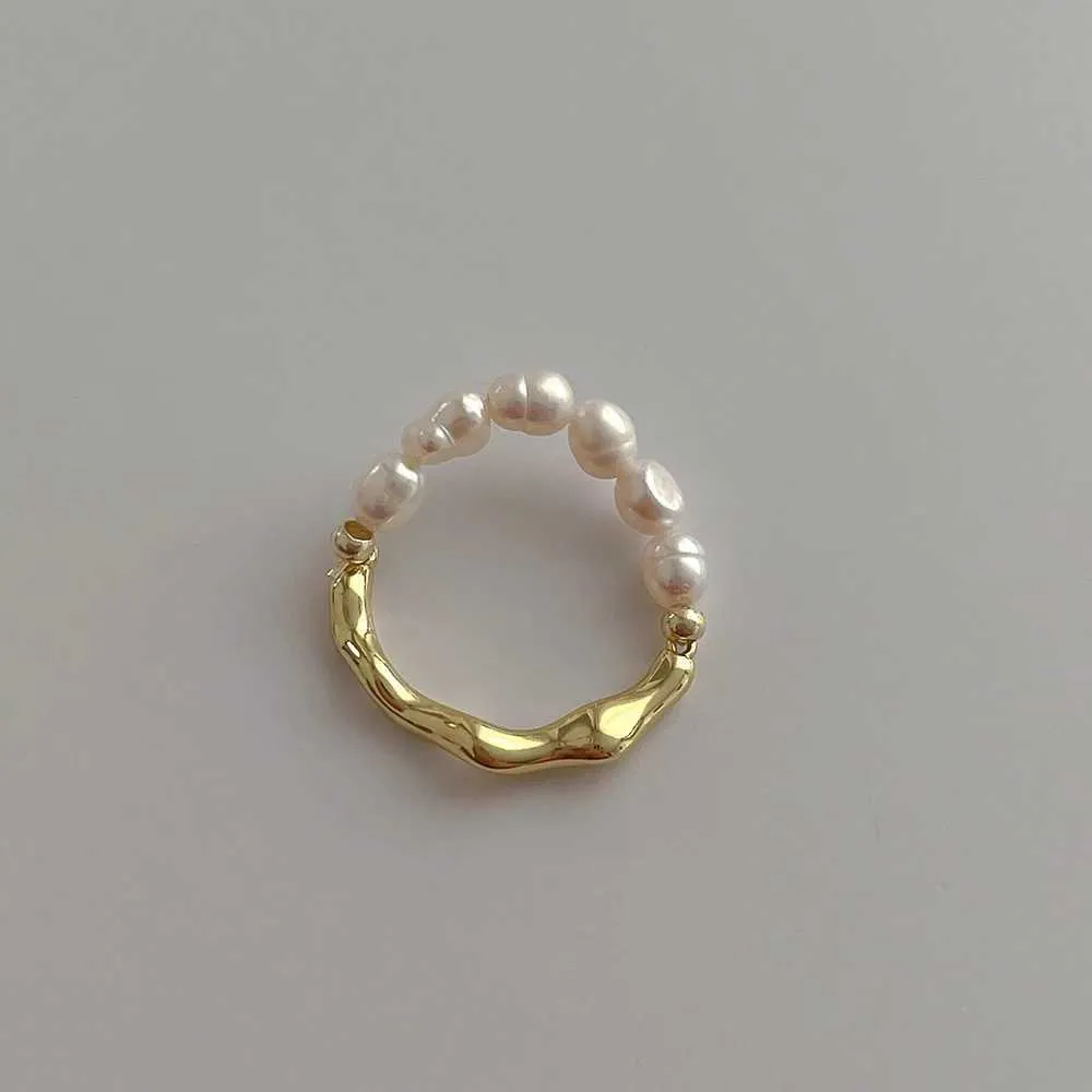 Hochzeitsringe Design eines Nischen -Barock -Süßwasserperlmetallrings mit minimalen elastischen Elemente von Perlenringen und Armbändern
