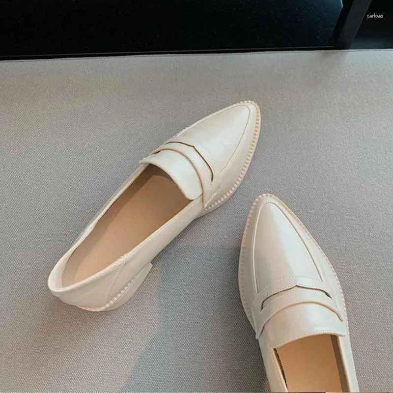 Casual schoenen korte stijl puntige teen kleine lederen vrouw glijbanen loafers dikke bodem brogues muilezels vrouwelijke espadrilles flats 2024