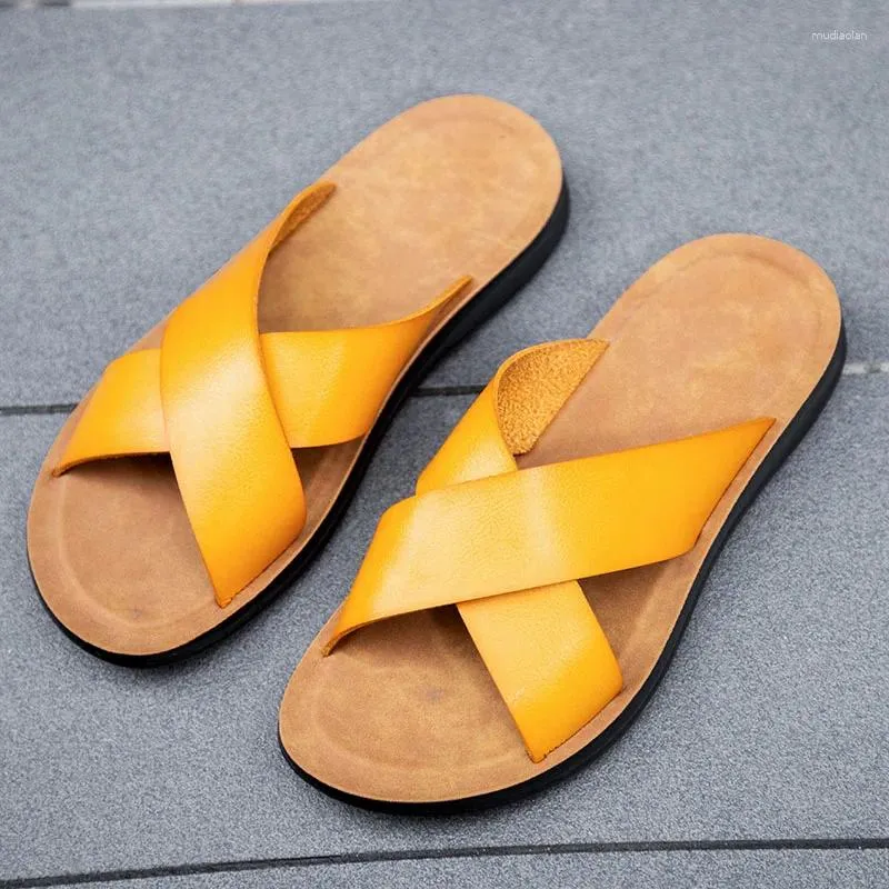 Slippers 2024 São de couro masculino fora das sandálias de couro leve e macia tamanho grande 39-48 praia anti-deslizamento Mens sapatos