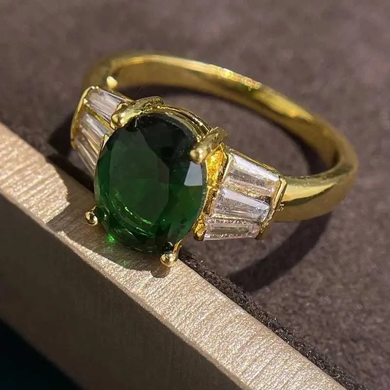 Eheringe Klassische Goldfarbe Green Stones Ring exquisite Mode -Engagement Eheringe Brautschmuck