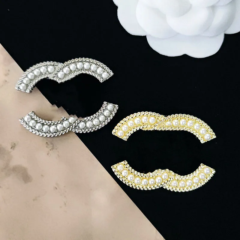 Luxury Women Men Designer Brand Letter Brooches 18K Gold Plated Inlay Pearl Crystal Rhinestone Jewelry Brooch Pin Marry Party Gift Accessorie 2Colors