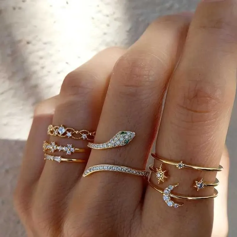 Bandringar Bohemian Gold Snake Zircon Ring Set Lämplig för kvinnor Retro Pearl Geometric Star Hollow Ring New Trend Party Jewelry Gift Q240427