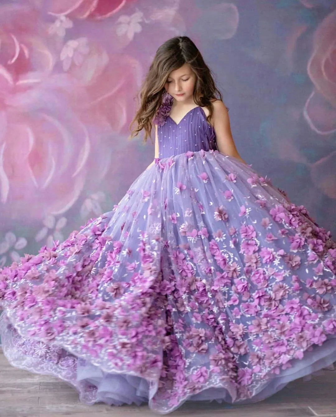 2024 Mor çiçek kız düğünler için elbiseler v boyun spagetti kayışları dantel aplikler boncuklar balo elbisesi tül kızlar yarışması elbise çocuklar cemaat elbiseleri el yapımı çiçekler