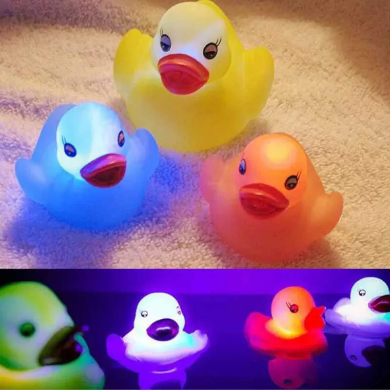 Babybad speelgoed LED -sensor Lumineuze eend kinderen zweven rubberen eend drijvend in water knipperend kleine baby badplay automatisch