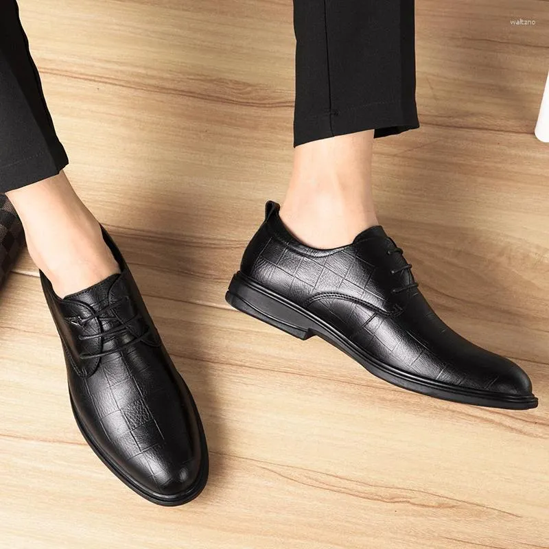 Chaussures décontractées 2024 Arrivée Mens de haute qualité pour les hommes Business Simple Reul Great Leather Oxfords Lace-Up Male