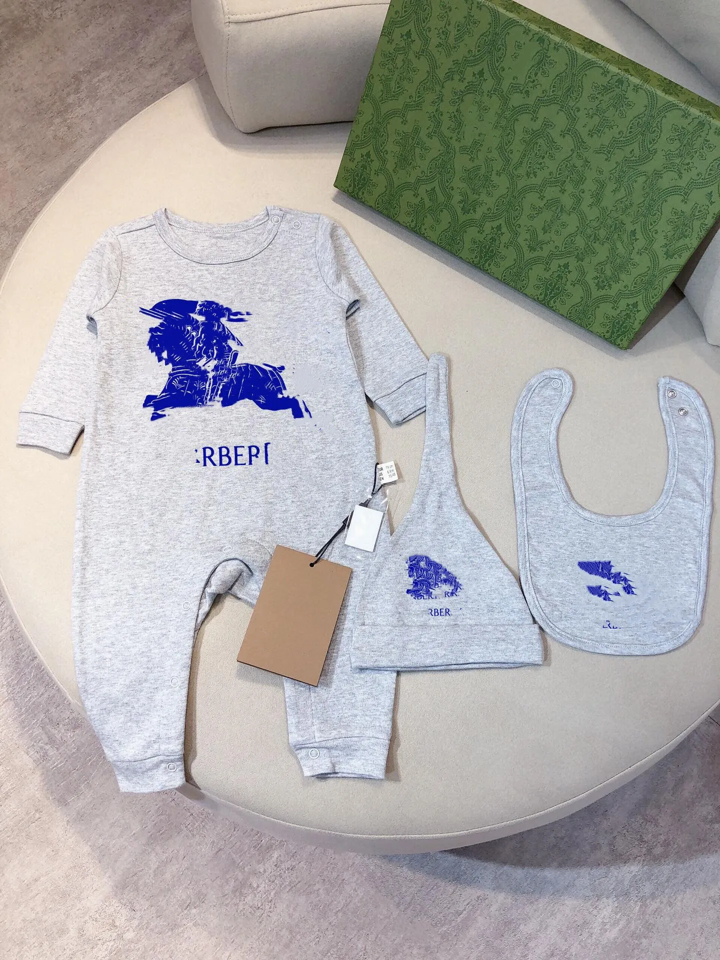 Yeni doğan tasarımcı bebek tulumu 3 parçalı çocuk giyim için kısa kollu pamuklu tulum seti, mektup baskılı bebek kadın giyim