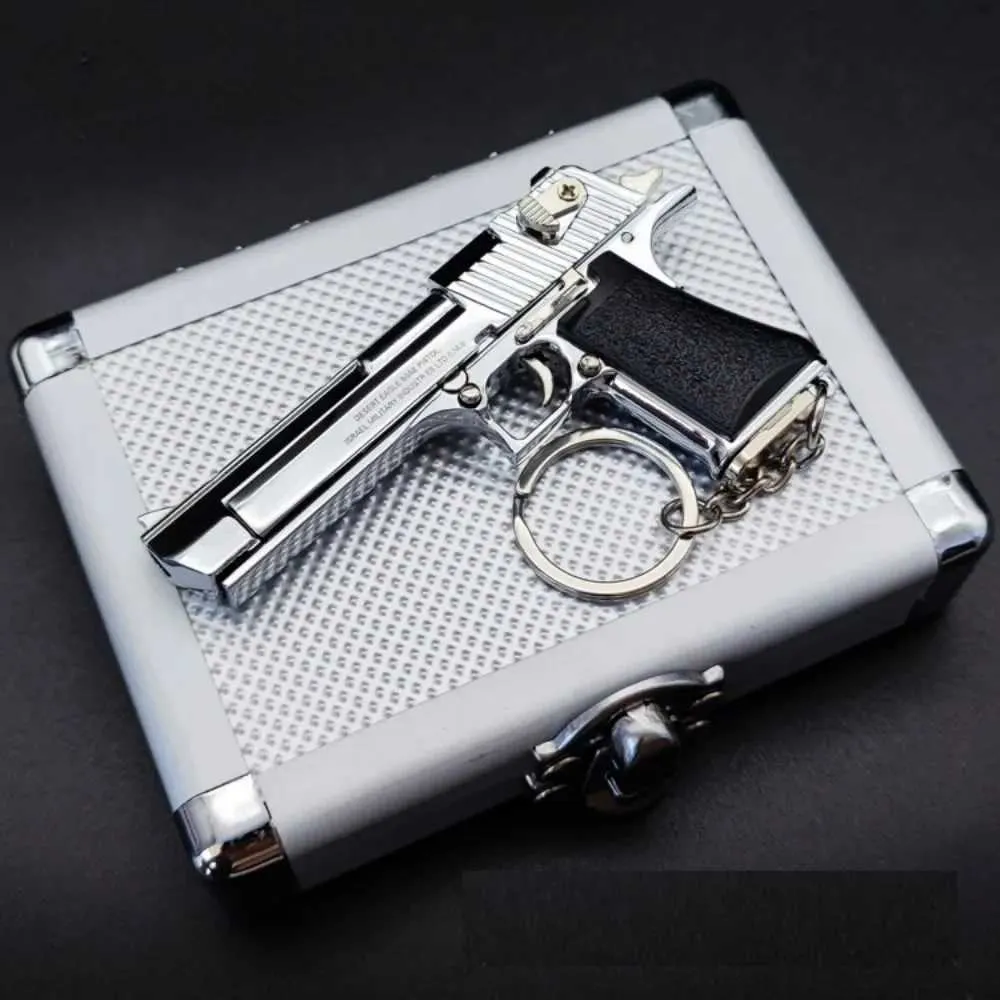 Brinquedos de armas 1 3 Desert Eagle Pistol Keychain Modelo Assembléia Desmontagem Pingente de Pistola de Liga Miniatura de Toy Gun Loy para crianças adultas T240428