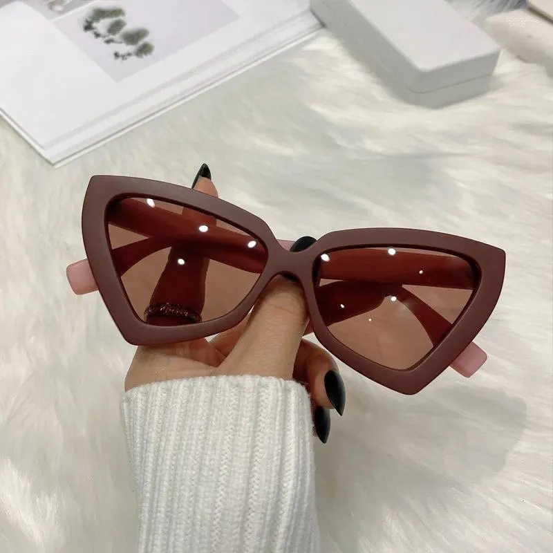 Solglasögon Red Cat Eye Women Fashion Style Triangle Shades Clear Candy Color Eyewear Vintage Sun Glasses For